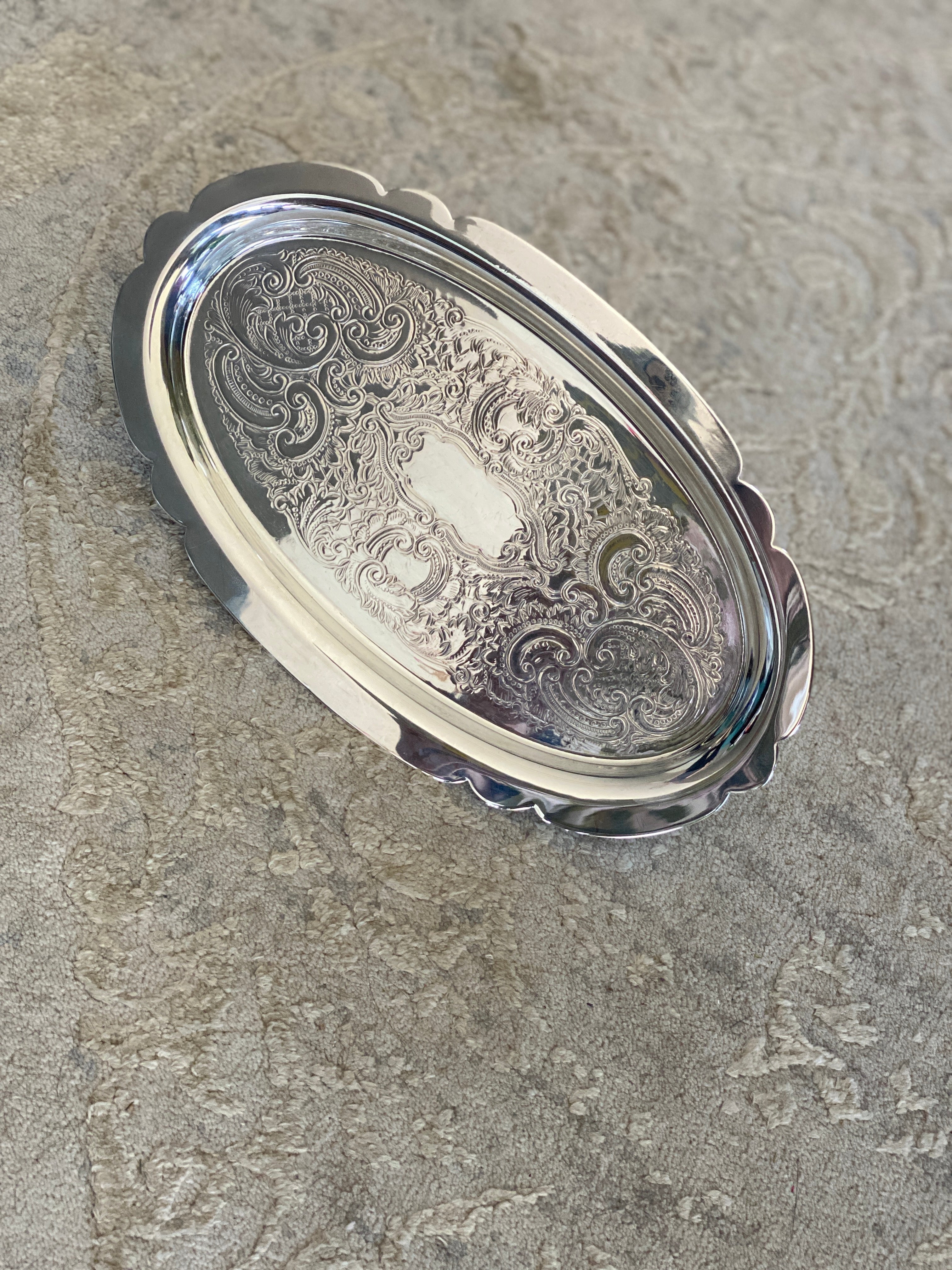 house-of-hanbury-shop-vintage-antiques-home-decor-milkglass-brass-silver-chinoiserie-dish