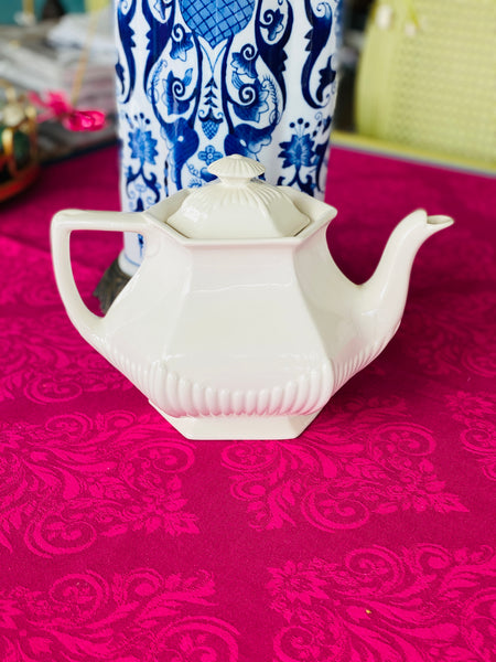 house-of-hanbury-shop-vintage-antiques-home-decor-milkglass-brass-silver-chinoiserie-teapot