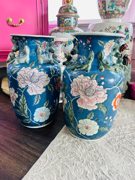 Vintage Vase, Floral, Lizards and Foo Dogs, Chinoiserie, Blue, White,