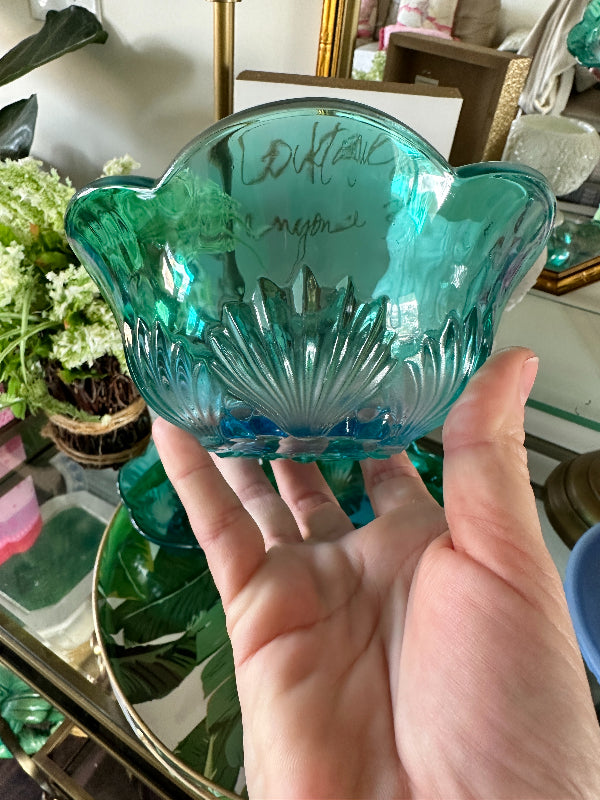 Vintage Blue/Green Glass Bowls, Shell Design, Scalloped Edge – The House of  Hanbury